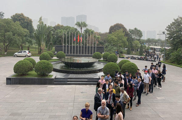 Các phóng viên xếp hàng trước khách sạn Marriott chờ cuộc họp báo của Trump, dự kiến diễn ra lúc 14h. Ảnh: Twitter.