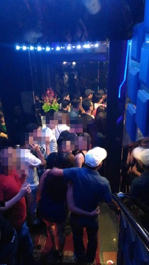 Ngay sau khi tiếng nhạc bị bắt và đèn được bật sáng, nhiều khách chơi đã ùn ùn kéo ra cửa. Tuy nhiên, lối ra vào cũng đã bị các lực lượng chức năng kiểm soát