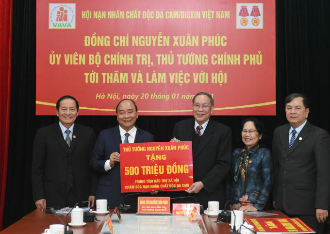 Thu tuong trao tang 500tr vnd cho Trung tam bao tro cac nan nhan chat doc da cam