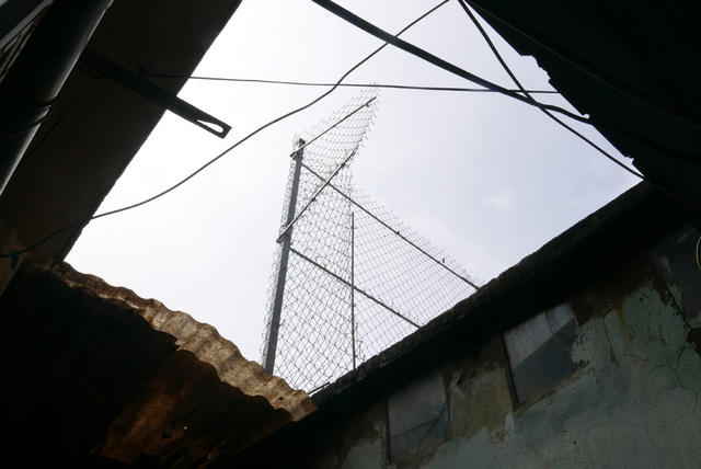 Không những vậy, khu nhà chị Hương còn phải canh cánh nỗi lo an ninh trật tự do các thành phần bất hảo hay xuất hiện phía trên mặt cầu đường sắt. Gia đình chị Hương phải làm lưới sắt để hạn chế khả năng các đối tượng xấu đột nhập xuống nhà.