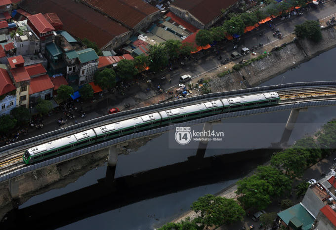 Đoàn tàu "vút" qua sông Tô Lịch.