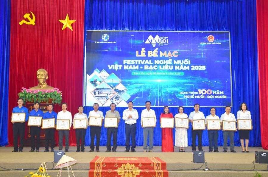 Ông Huỳnh Quốc Việt - Ủy viên dự khuyết TW Đảng, Phó Bí thư Thường trực Tỉnh ủy Bạc Liêu, trao Bằng khen cá nhân đã có thành tích xuất sắc trong công tác tổ chức Festival nghề Muối.