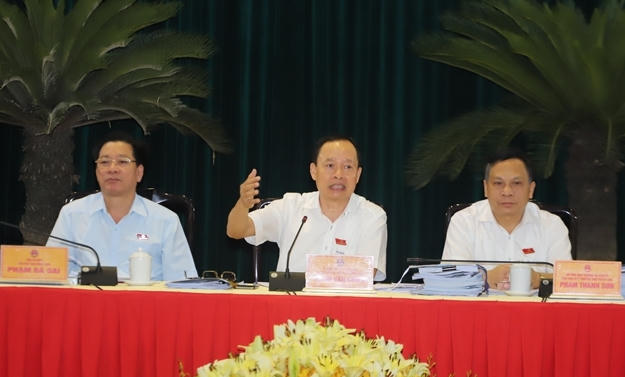 Ông Trịnh Văn Chiến (giữa), Bí thư Tỉnh ủy, Chủ tịch HĐND tỉnh Thanh Hóa, chủ trì kỳ họp và điều hành phiên chất vấn. (Ảnh: Báo Thanh Hóa)