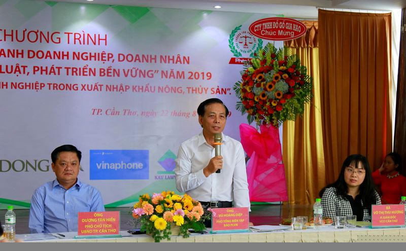 Ông Vũ Hoàng Diệp, Phó Tổng Biên tập Báo PLVN trả lời các ý kiến của doanh nghiệp