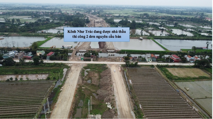 Chỉ huy trưởng công trường thi công tuyến số 2 cho biết; khi Chủ đầu tư bàn giao mặt bằng đến đâu nhà thầu thi công ngay đến đó. Tuy nhiên, hiện nay một số điểm đơn vị thi công chưa nhận được mặt bằng. (Ảnh: Trung Nghĩa)