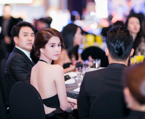Ngọc Trinh hồi hộp chờ lên nhận giải