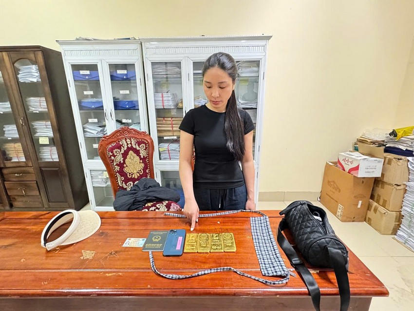 Phạm Thị Vân Anh cùng tang vật là 4 kg vàng tại cơ quan chức năng.