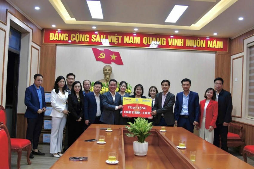 Tiến sĩ Vũ Hoài Nam, Tổng Biên tập Báo Pháp luật Việt Nam trao 8 máy tính và 3 tivi cho UBND xã Quảng Yên, tỉnh Phú Thọ. Ảnh; Ngọc Phúc