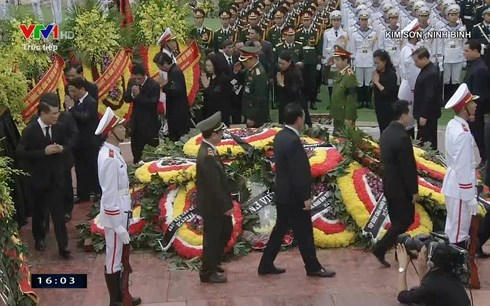 Chủ tịch nước Tr&acirc;̀n Đại Quang đã v&ecirc;̀ với đ&acirc;́t mẹ