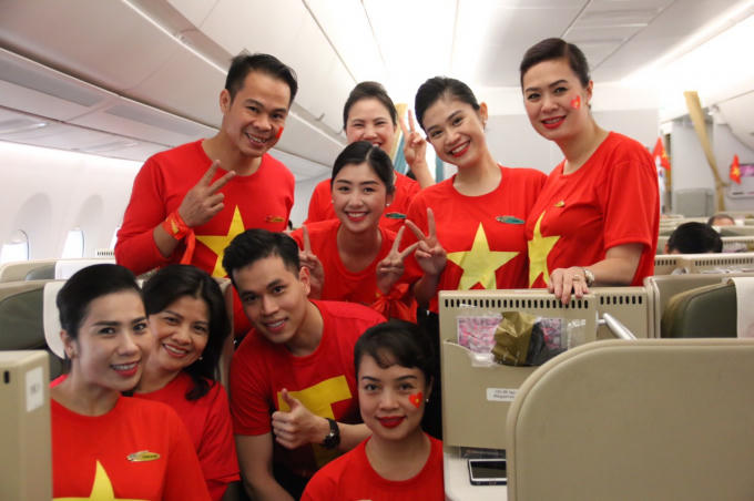 Các CĐV hào hứng với chuyến bay được khai thác bằng “siêu máy bay” thân rộng Airbus A350 với chất lượng dịch vụ theo tiêu chuẩn quốc tế 4 sao.