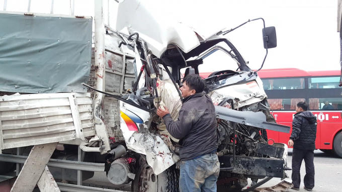 Người dân đang tiến hành đưa người bị nạn ra khỏi xe.