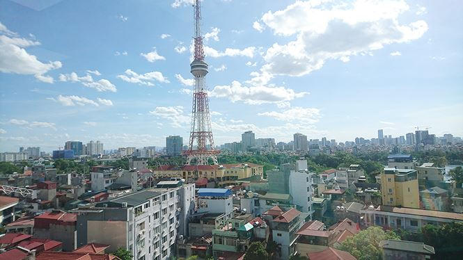 Nền nhiệt độ Hà Nội những ngày vừa qua vẫn liên tục có những diễn biến bất thường khiến người dân khốn khổ, quay quắt trong cái nắng oi bức cháy da, cháy thịt.