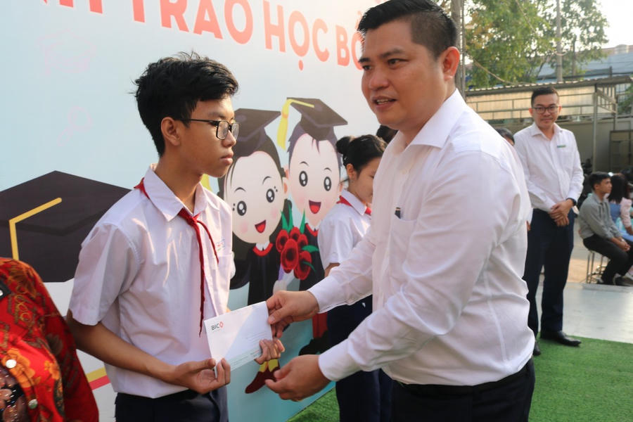 Trao quà đến tận tay học sinh.