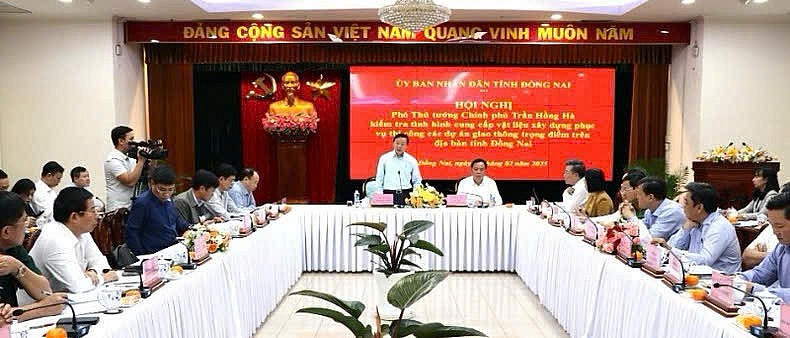 Phó Thủ tướng Trần Hồng Hà phát biểu chỉ đạo tại buổi làm việc.