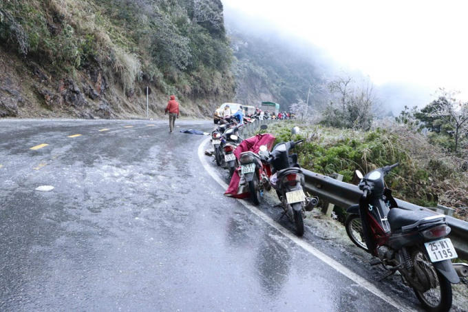 Băng phủ kín mặt đường đoạn đèo Ô Quy Hồ thuộc địa phận tỉnh Lai Châu đi Sa Pa. (Ảnh: Nguyễn Oanh/TTXVN)