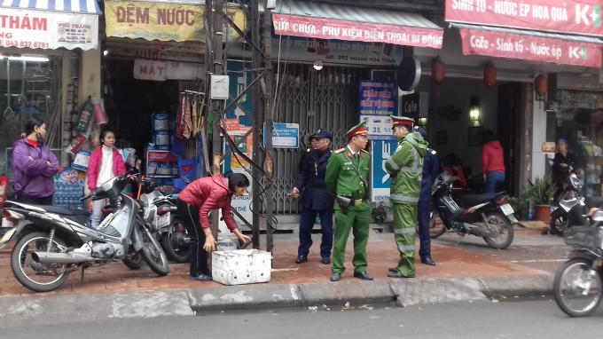 Tại đường Hoàng Hoa Thám, lực lượng chức năng giám sát và yeu câu người dân chấp hành theo quy định.
