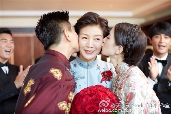 Cả 2 cùng hôn tặng mẹ Lưu Thi Thi để bày tỏ tình cảm với đấng sinh thành. Ảnh: Sina.
