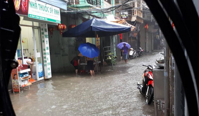 Hà Nội: Mưa lớn nhiều tuyến phố chìm trong biển nước