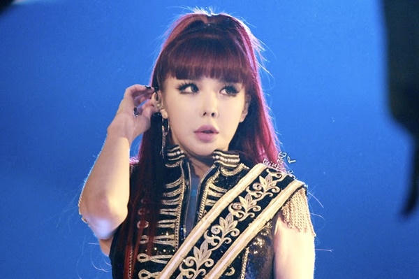 Park Bom (2NE1) gây sốc với khuôn mặt căng phồng, mũi cao nhọn khác lạ, trông như búp bê nhựa. Diện mạo nữ ca sĩ ngày càng kỳ quái khiến các fan lo lắng và đề nghị cô ngừng lạm dụng phẫu thuật thẩm mỹ.