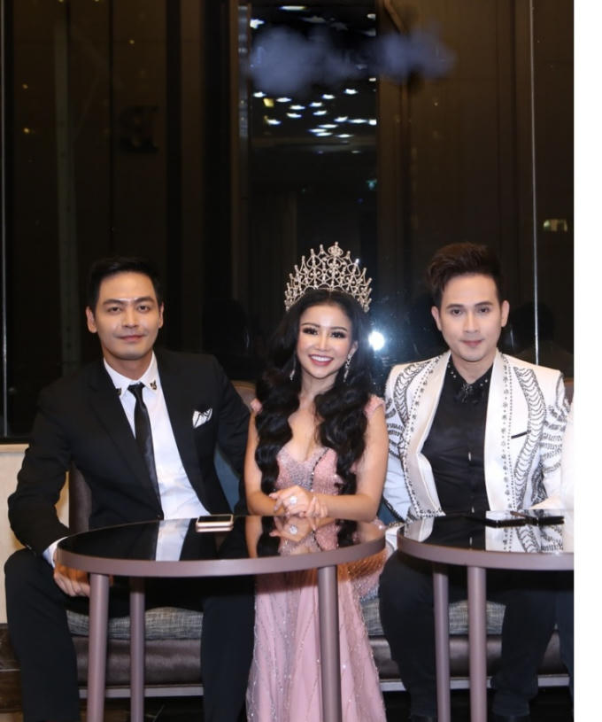 Hoa hậu Janny Thủy Trần luôn rạng ngời và tràn đầy năng lượng trong tất cả các shoot hình.
