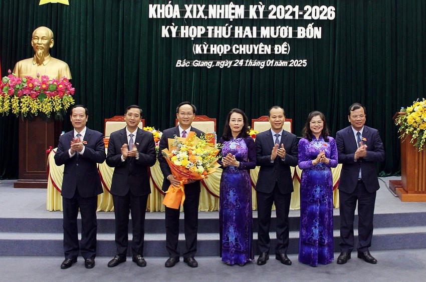 Lãnh đạo tỉnh Bắc Giang chúc mừng đồng chí Phạm Văn Thịnh.
