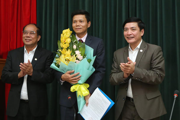 Đồng chí Bùi Văn Cường – Ủy viên TƯ Đảng, Bí thư Đảng đoàn, Chủ tịch Tổng LĐLĐVN (ngoài cùng bên phải) và đồng chí Nguyễn Văn Ngàng - Phó Chủ tịch Tổng LĐLĐVN (ngoài cùng bên trái) tặng hoa chúc mừng đồng chí Nguyễn Ngọc Hiển. Ảnh: Hải Nguyễn.