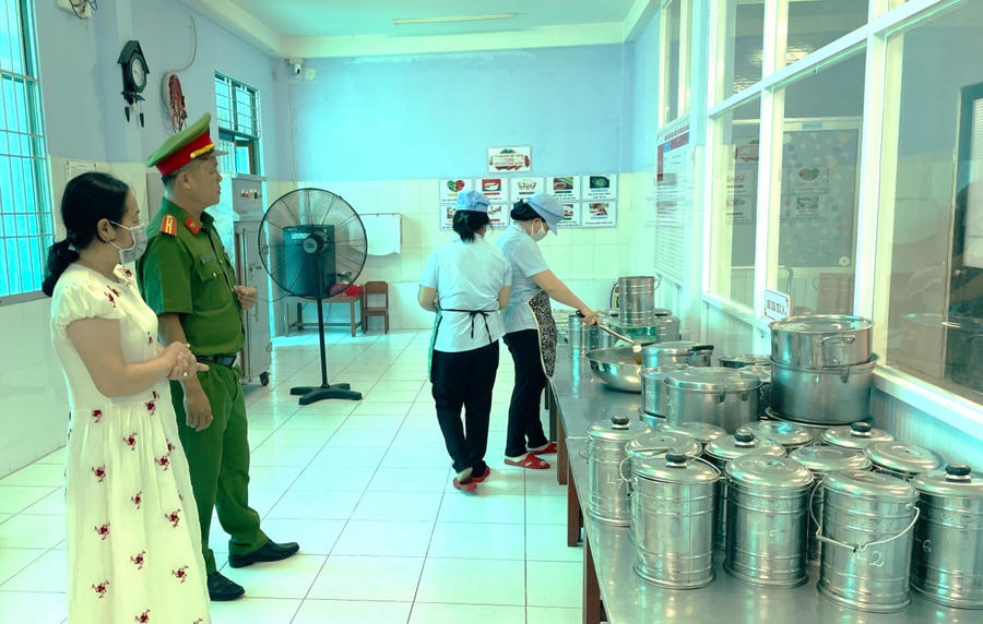 Lực lượng Công an Bạc Liêu kiểm tra bếp ăn tập thể tại các trường học trên địa bàn.