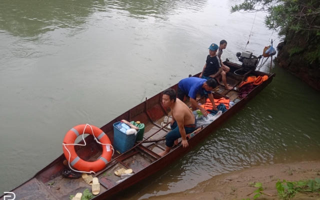 Tìm thấy bé trai 8 tuổi mất tích trên sông Con