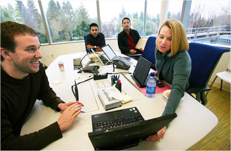 Giám đốc điều hành Yahoo! Marissa Mayer và cộng sự