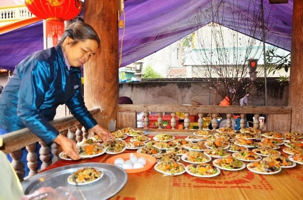 Những món ăn được trang trí và sắp đặt khá gọn gàng, sạch sẽ. Trong bữa tiệc thường là những món ăn đặc sản làng như gà mía, thịt quay đòn, bánh trôi nước, bánh tẻ…