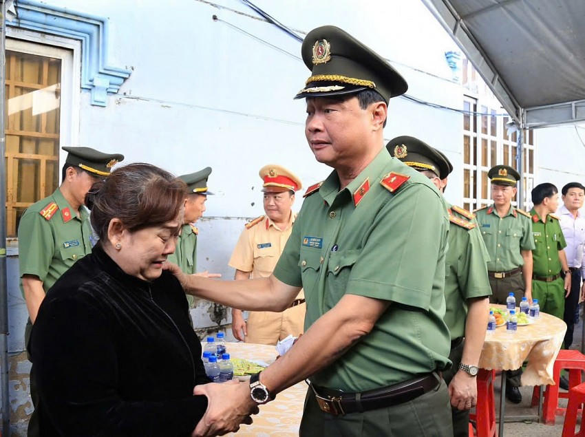 Thiếu tướng Lê Hồng Hiệp, Phó Cục trưởng Cục công tác chính trị đã đến thăm hỏi thân nhân của gia đình anh Huỳnh Chí Phúc, là thành viên lực lượng tham gia bảo vệ ANTT ở cơ sở tử vong khi làm nhiệm vụ (CACC).