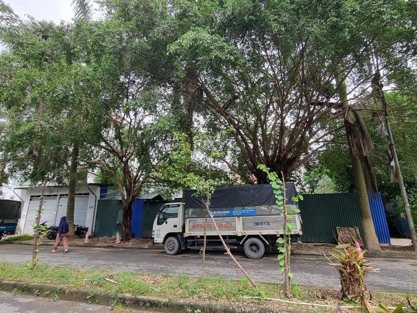 Khu vực quây tôn làm bãi trông giữ xe, công trình cấp 4....