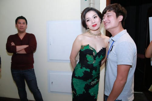 Lệ Quyên và ông xã lặng lẽ đứng sau nhìn vợ chụp ảnh cùng người hâm mộ.