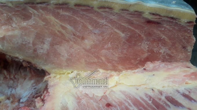 Các thớ thịt rắn chắc, đầu bếp phải dùng cưa máy để pha thịt