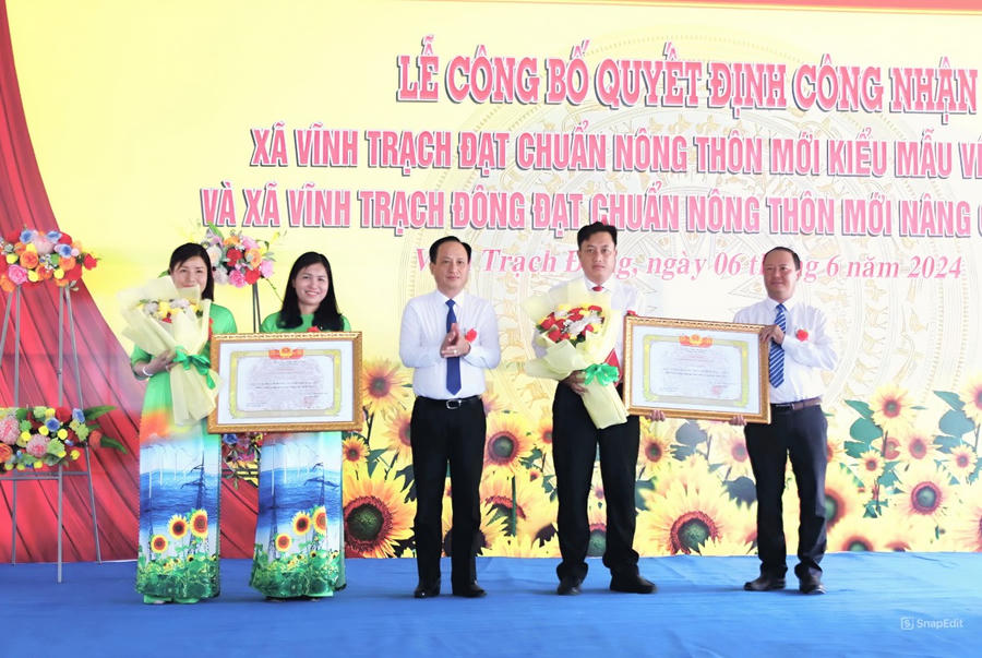 Ông Phạm Văn Thiều - Phó Bí thư Tỉnh ủy, Chủ tịch UBND tỉnh Bạc Liêu, trao Bằng công nhận xã Vĩnh Trạch Đông đạt chuẩn NTM nâng cao và Vĩnh Trạch (TP. Bạc Liêu) đạt chuẩn NTM kiểu mẫu về giáo dục năm 2023.