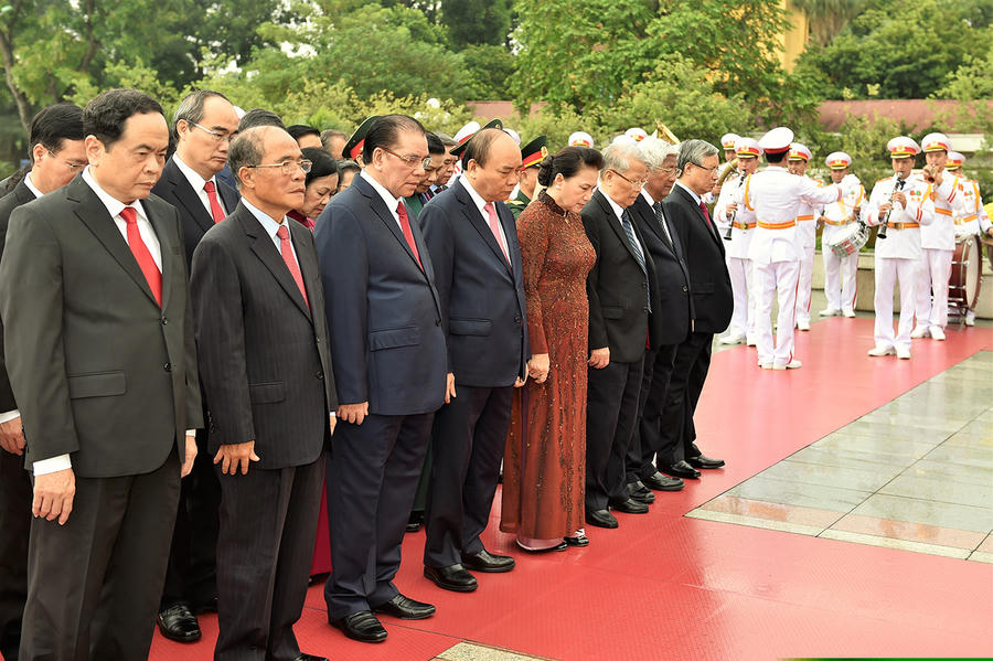 Lãnh đạo Đảng, Nhà nước tưởng niệm các anh hùng liệt sĩ.