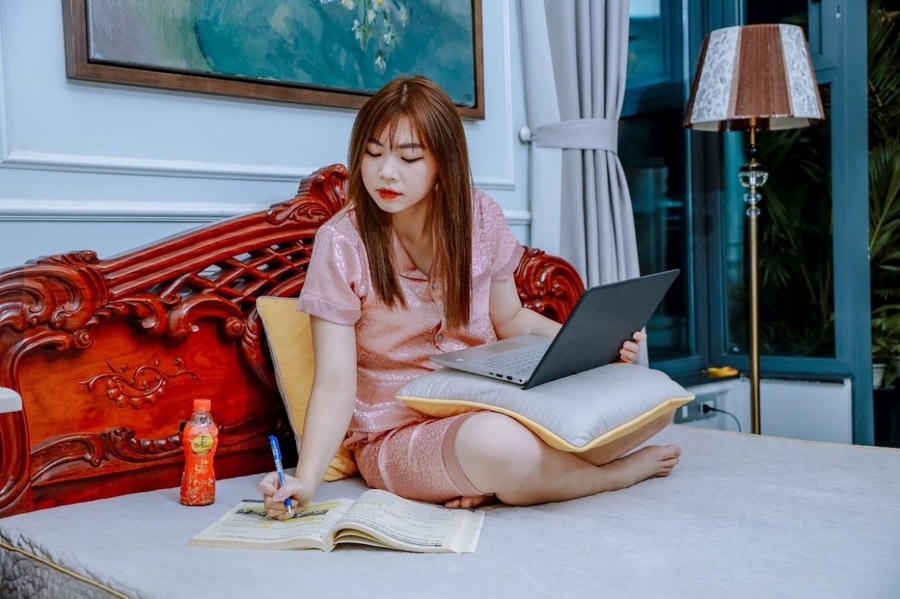 Nhiều gen Y chọn thanh lọc làm mát cơ thể mỗi ngày bằng Trà Thanh Nhiệt Dr Thanh để học tập, ôn luyện bài vở hiệu quả hơn trước nắng nóng ngày hè.