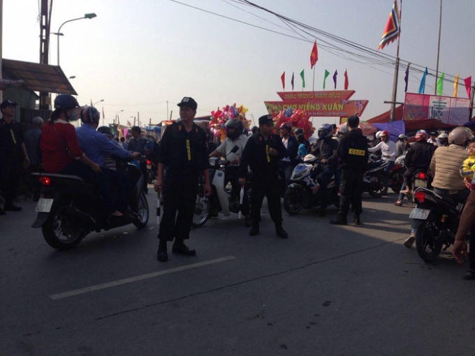 D&ograve;ng người tấp nập dồn về chợ &ldquo;Mua may, b&aacute;n rủi&rdquo; trước giờ khai hội