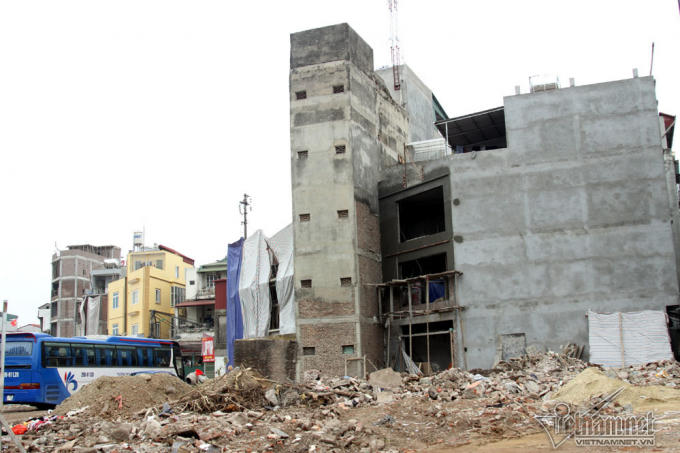 Nhiều ngôi nhà “kì dị” thuộc phường Cổ Nhuế 2 (Bắc Từ Liêm) đang mọc lên sau quá trình giải phóng mặt bằng.