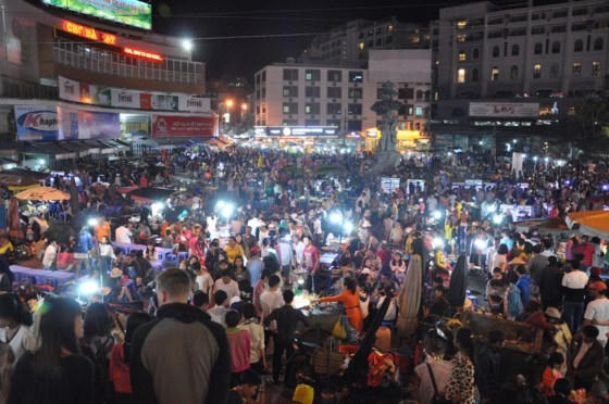 Cầu thang chợ đêm Đà Lạt nơi xảy ra vụ "chặt chém" thực khách.