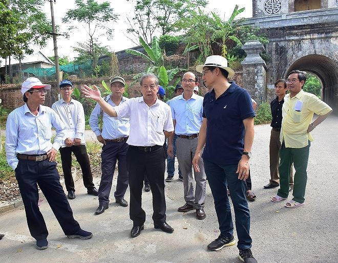 Ông Phan Ngọc Thọ (người giơ tay) đi khảo sát thực tế về cuộc sống của người dân sống xung quanh kinh thành.