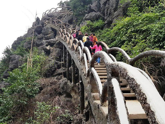 Dự án "khủng" không phép trong vùng lõi di sản Tràng An được Công ty CP Du lịch Tràng An thi công trong vòng 6 tháng (từ tháng 8/2017). Trong thời gian này nhiều cơ quan chức năng, chính quyền địa phương tỉnh Ninh Bình đã đến kiểm tra, lập biên bản vi phạm. Tuy nhiên, không hiểu sao, sau đó công trình vẫn được thi công tiếp và đi vào hoạt động.