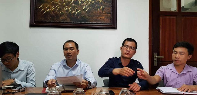 Luật Trương Anh Tú (thứ 2 bên trái sang ) luật sư Đặng Xuân Cường (áo đen) làm việc cùng hai phóng viên Hà Văn Long,Nguyễn Hải Sơn, Báo Gia đình Việt Nam.