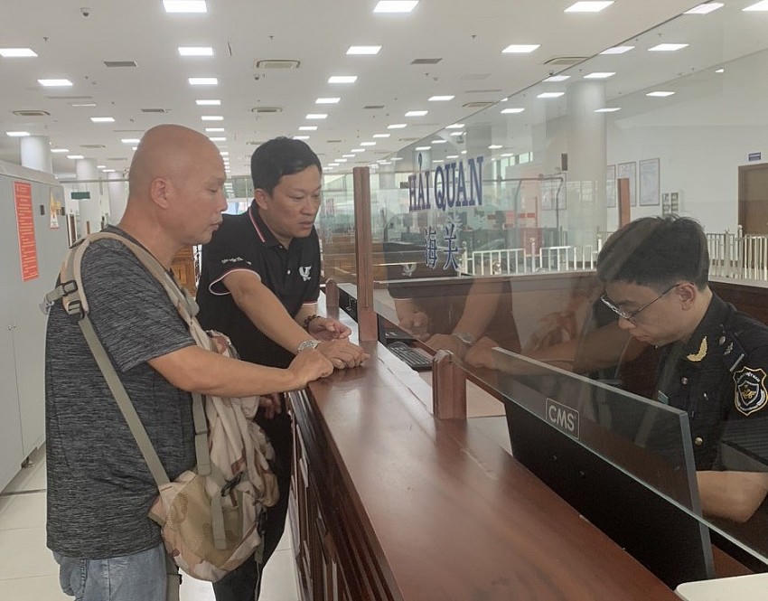 Cán bộ Chi cục Hải quan Móng cái hướng dẫn, hỗ trợ để doanh nghiệp thực hiện các thủ tục Hải quan nhanh chóng, thuận tiện tại lối thông quan cầu Bắc Luân II. Ảnh: Chi cục Hải quan Móng Cái