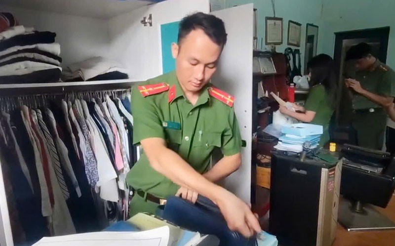 Lực lượng Công an khám xét chỗ ở của Tuân.