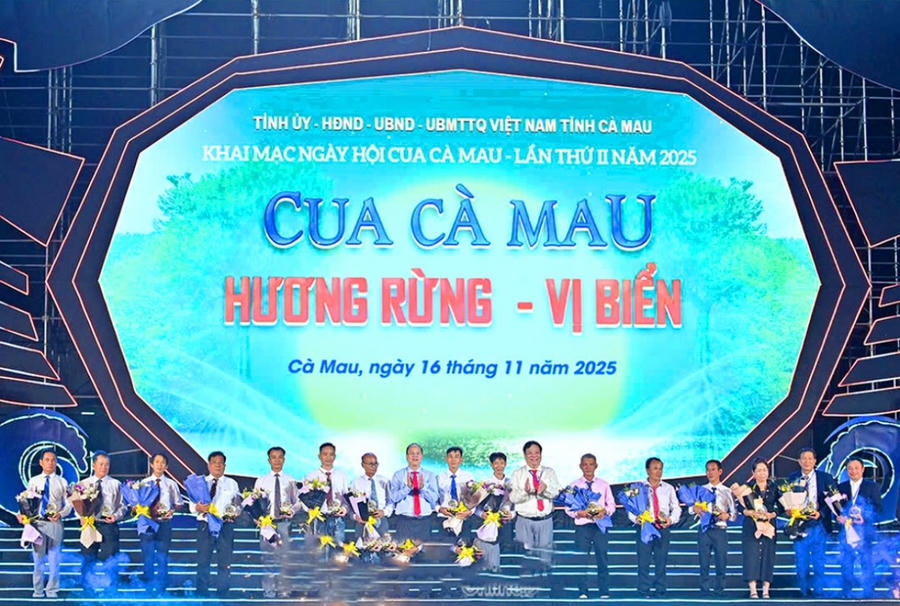 Lãnh đạo và Ban Tổ chức vinh danh các tập thể, cá nhân đóng góp cho ngành hàng cua Cà Mau.