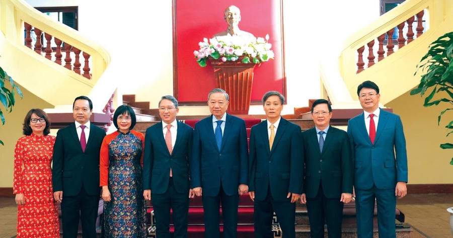 Tổng Bí thư Tô Lâm chụp ảnh lưu niệm cùng Ban Cán sự Đảng Bộ Tư pháp. (Ảnh: Phương Mai)