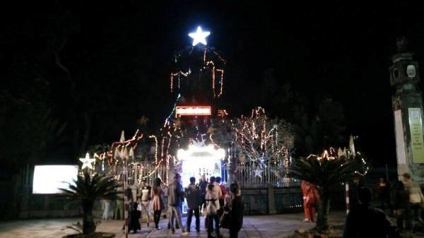 Kh&ocirc;ng kh&iacute; Gi&aacute;ng sinh đ&atilde; tr&agrave;n về khắp mọi nẻo đường