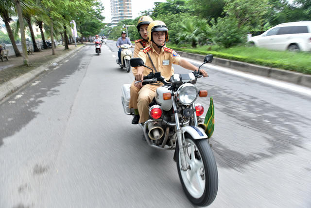 Đúng 6h20, Thượng uý Hà cùng đồng đội ra khỏi trụ sở để đến điểm nút giao thông, kịp làm nhiệm vụ điều tiết giờ cao điểm buổi sáng.