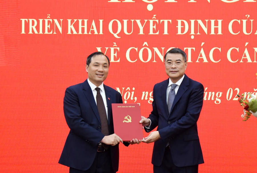 Đồng chí Lê Minh Hưng - Ủy viên Bộ Chính trị, Bí thư Trung ương Đảng, Trưởng ban Tổ chức Trung ương trao quyết định bổ nhiệm cho ông Hoàng Trung Dũng.